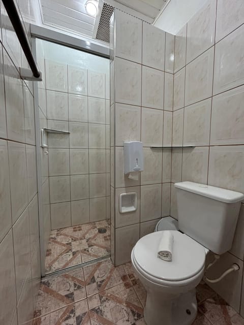 Panoramic Apartment (Apartamento Panorâmico) | Bathroom | Eco-friendly toiletries, hair dryer, towels