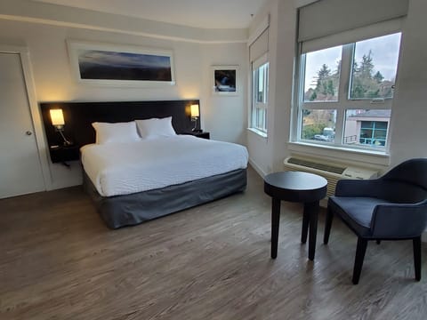 Room, 1 King Bed, Non Smoking (Efficiency) | Premium bedding, down comforters, pillowtop beds, individually decorated