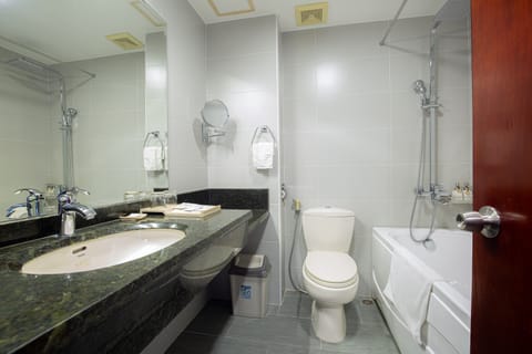 Combined shower/tub, hydromassage showerhead, free toiletries