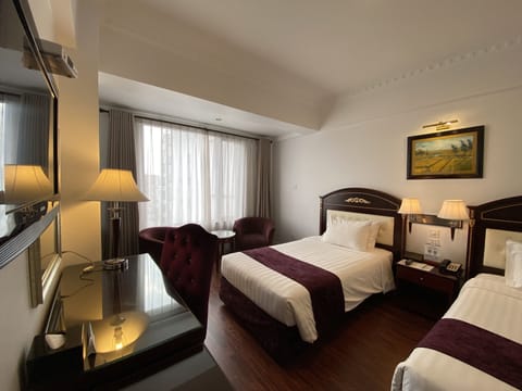 Deluxe Twin Room | Minibar, in-room safe, desk, iron/ironing board