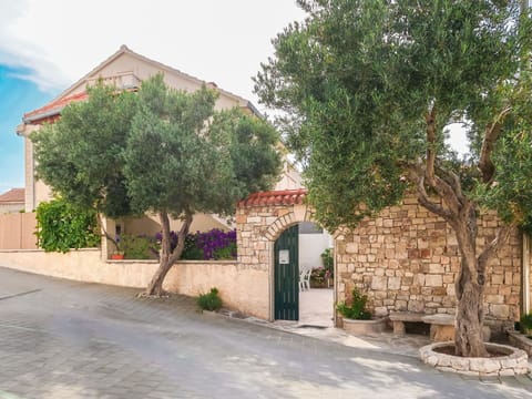 Property, Tree, Residential Area, Wall, Neighbourhood, House, Town, Building, Real Estate, Architecture