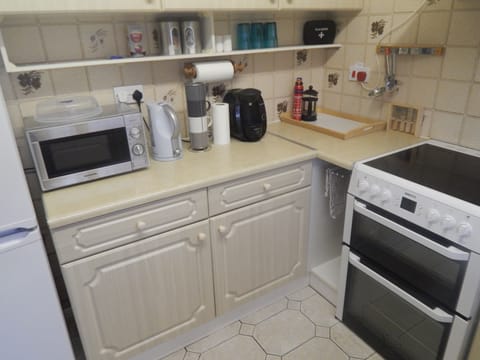 Family House | Private kitchen | Fridge, microwave, oven, coffee/tea maker