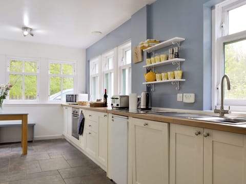 Kitchen | Eagles Gate Lodge, Banff