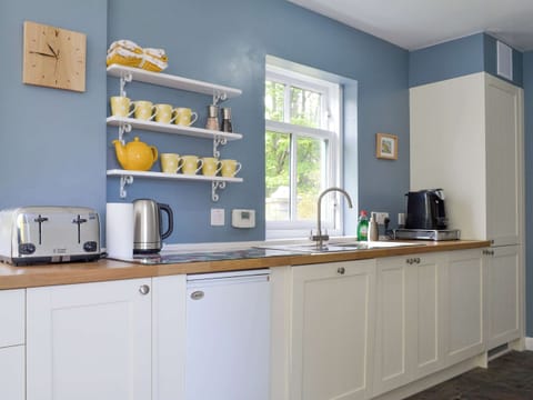 Kitchen | Eagles Gate Lodge, Banff