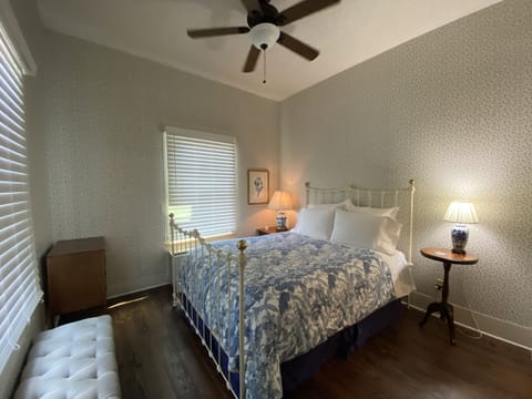 Standard Room, 1 Queen Bed | Premium bedding, individually decorated, individually furnished