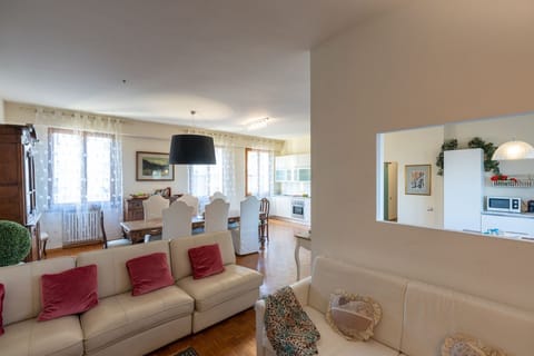 Amenities, Autumn, Living Room, Spring, Summer, Winter