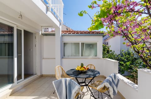 Apartment (Triplex Three-Bedroom Apartment with ) | Dining room