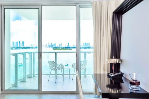 Signature Studio Suite, 1 King Bed, Balcony, Bay View | Balcony