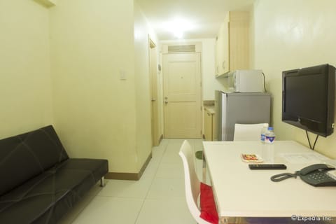 Standard Room, 1 Queen Bed | Living area | LCD TV