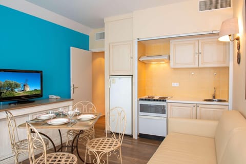 Suite Prestige, Terrasse, Vue Port | Private kitchenette | Coffee/tea maker, electric kettle