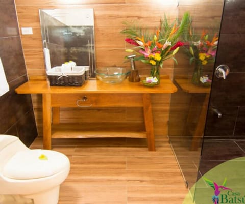 El Quetzal Junior Suite | Bathroom | Shower, rainfall showerhead, free toiletries