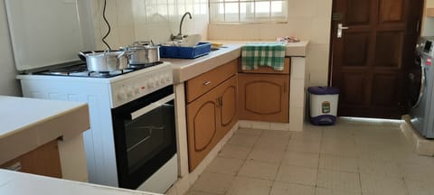 Luxury Bungalow | Private kitchen | Fridge, microwave, oven, cookware/dishes/utensils