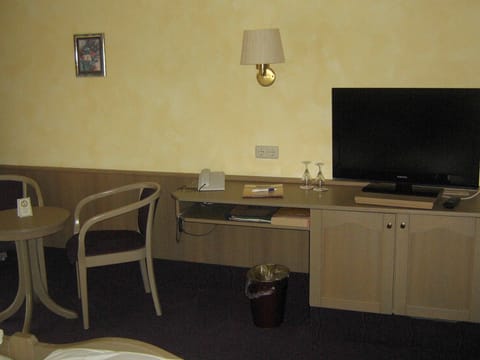 Double Room | Living area | 20-inch TV with satellite channels