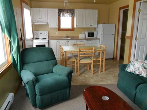 Deluxe Cottage, 1 Bedroom, Jetted Tub | Living area | Flat-screen TV