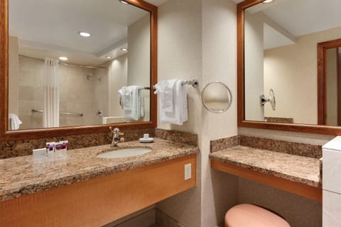 Tahoe Suite, 1 King, Non-Smoking | Bathroom | Combined shower/tub, free toiletries, hair dryer, towels