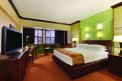 Executive Room, 1 King Bed, Non Smoking | In-room safe, desk, blackout drapes, iron/ironing board