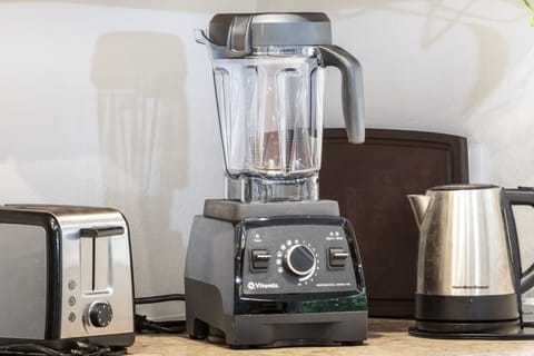 Kitchen w/ vitamix blender, 4 slice toaster, electric kettle, etc.