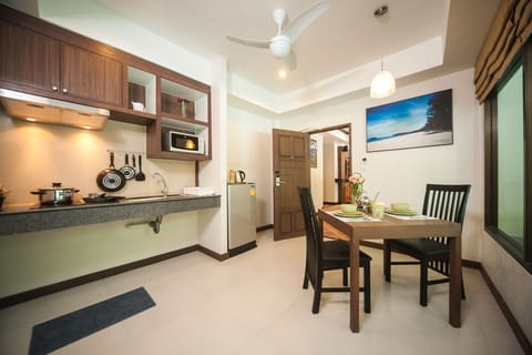 Pool Access Suite | Private kitchen | Full-size fridge, microwave, electric kettle, cookware/dishes/utensils