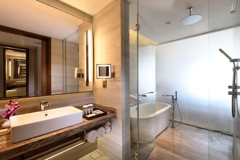 Superior Room | Bathroom | Combined shower/tub, eco-friendly toiletries, slippers, towels