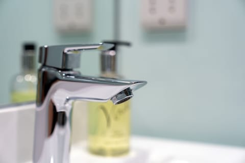 Shower, rainfall showerhead, free toiletries