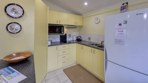 Comfort Double Room Single Use | Private kitchen | Full-size fridge, microwave, stovetop, cookware/dishes/utensils