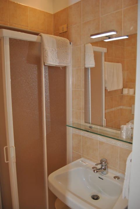 Standard Double or Twin Room | Bathroom | Shower, rainfall showerhead, hair dryer, bathrobes