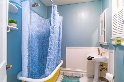 Deluxe Studio Suite, Private Bathroom (Victoria Rose Suite) | Bathroom | Free toiletries, hair dryer, towels, soap