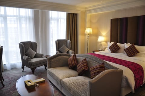 Deluxe Room, 1 Queen Bed | Premium bedding, minibar, in-room safe, desk