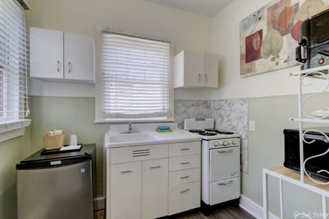 Deluxe Suite, Multiple Beds, Non Smoking | Private kitchenette | Microwave