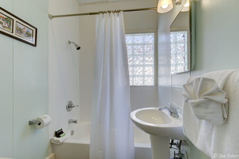 Deluxe Cottage, 1 King Bed, Non Smoking | Bathroom | Free toiletries, hair dryer, towels, soap