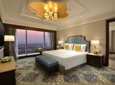 Deluxe Suite | Premium bedding, minibar, in-room safe, individually furnished