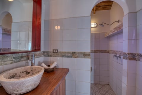 Deluxe Room, 1 Queen Bed | Bathroom | Shower, rainfall showerhead, free toiletries, hair dryer