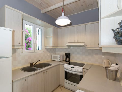 Villa | Private kitchen | Stovetop, cookware/dishes/utensils