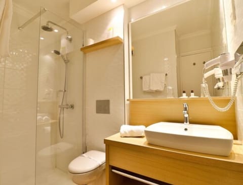 Superior Room | Bathroom | Hair dryer, towels