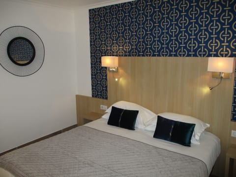 Classic Room, 1 Double Bed | Minibar, in-room safe, desk, soundproofing