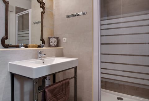 Suite Prestige | Bathroom | Shower, hair dryer, towels, soap