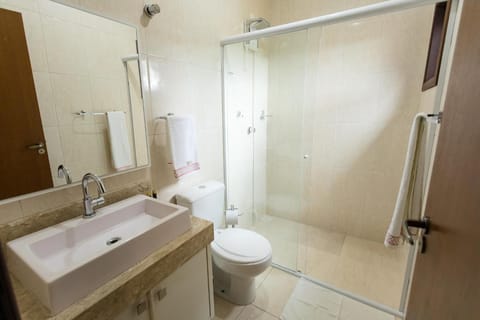Deluxe Double Room | Bathroom | Jetted tub, free toiletries, hair dryer, towels