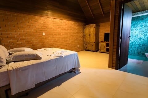 Deluxe Cabin | Bathroom | Jetted tub, free toiletries, hair dryer, towels