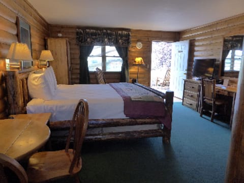 Room, Private Bathroom (Paradise Cabin Room) | Iron/ironing board, free WiFi, bed sheets, alarm clocks