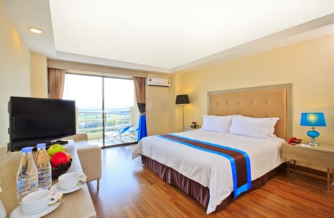 Deluxe Room | Hypo-allergenic bedding, minibar, in-room safe, free WiFi