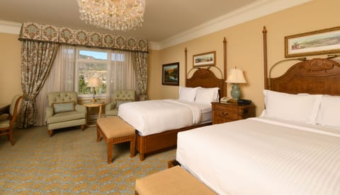 Suite | Premium bedding, pillowtop beds, minibar, in-room safe