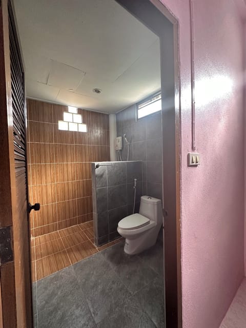 Standard Triple Room | Bathroom | Shower, free toiletries, towels