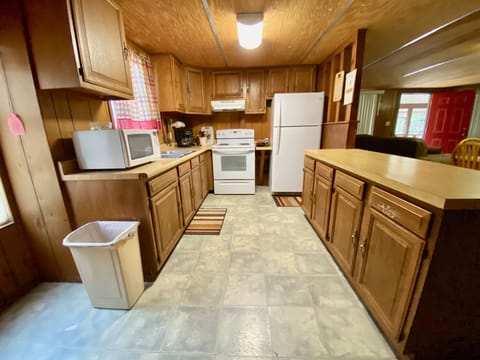 Shady Oak - Kitchen is clean & functional, with everything you need.