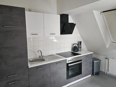 Suite, 2 Bedrooms | Private kitchen | Highchair