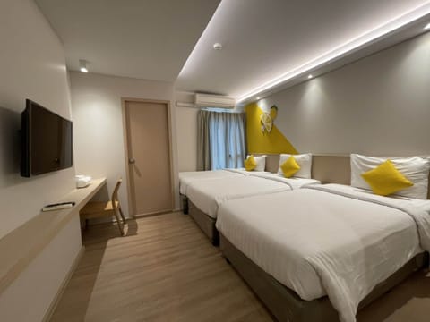 Deluxe Triple Room | In-room safe, desk, free WiFi, bed sheets