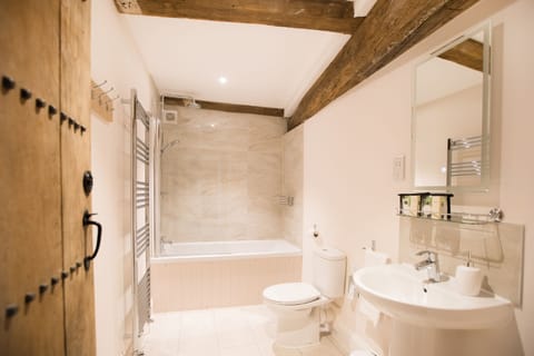 Family Suite (2 Adults + 3 Children) | Bathroom | Designer toiletries, hair dryer, towels