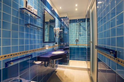 Superior Room | Bathroom | Shower, hair dryer, bidet, towels