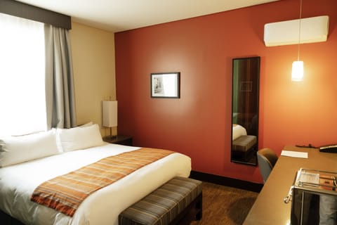 Traditional Room, 1 King Bed | Egyptian cotton sheets, down comforters, memory foam beds, minibar