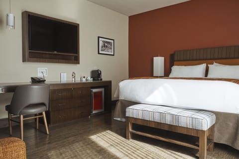 Luxury Room, 1 King Bed | Egyptian cotton sheets, down comforters, memory foam beds, minibar