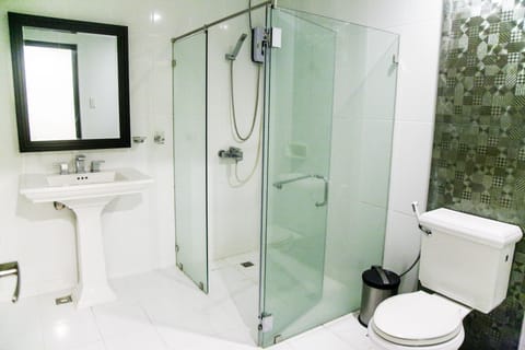 Skylight Presidential Suite  | Bathroom | Rainfall showerhead, free toiletries, towels, soap